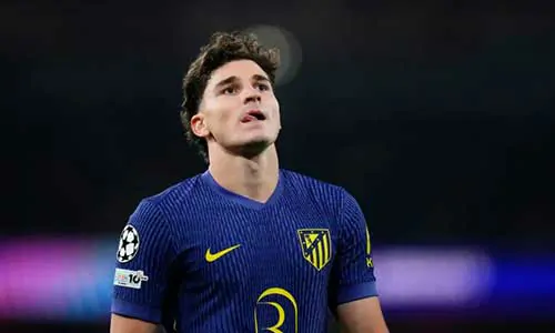 أبلغ جوليان ألفاريز، هدف برشلونة، وكيل أعماله بأنه مستعد لمغادرة أتلتيكو مدريد